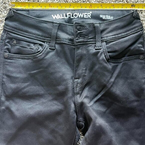 Black Wallflower Ultra Fit Mid Rise Womens 5 Long Strechy Mom Jeans - Picture 3 of 7